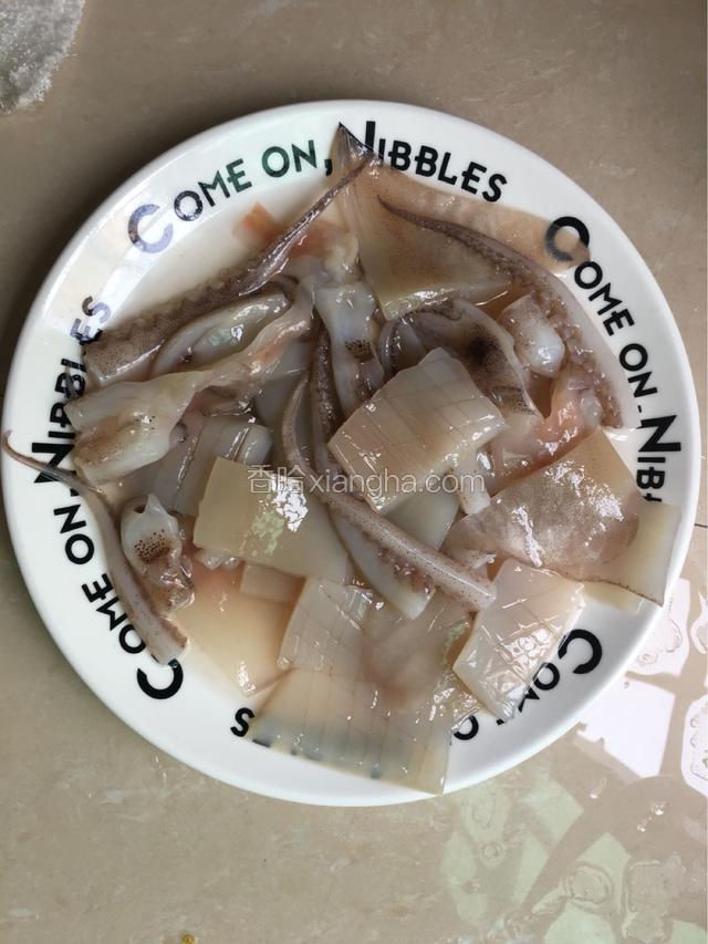 鱿鱼已经叫卖家切好，回来子要洗干净即可