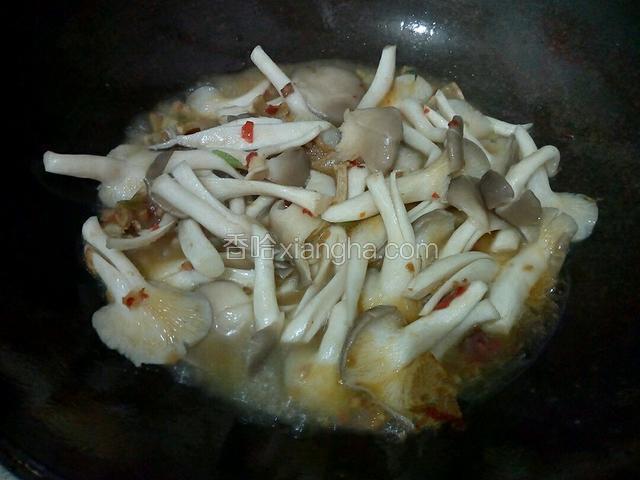大火快速翻炒，水份出来了。