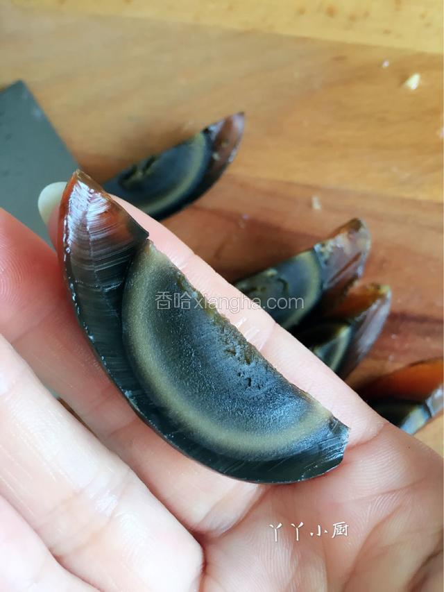 煮好的皮蛋过冷水，以免拨蛋壳烫手，煮好后的皮蛋蛋白和蛋黄都完好，切的时候不会分开；