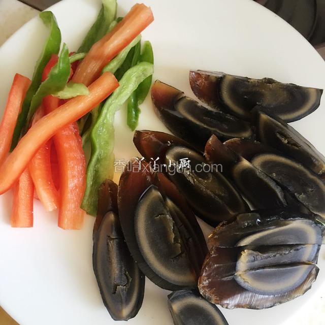 将红椒，青椒切条状；