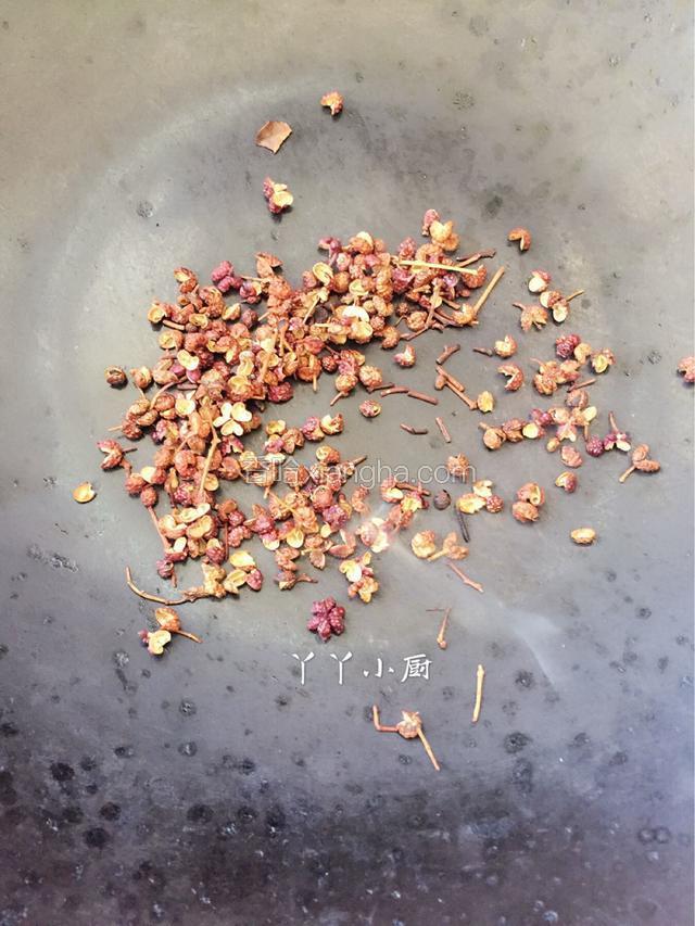 将花椒在锅内炒香；