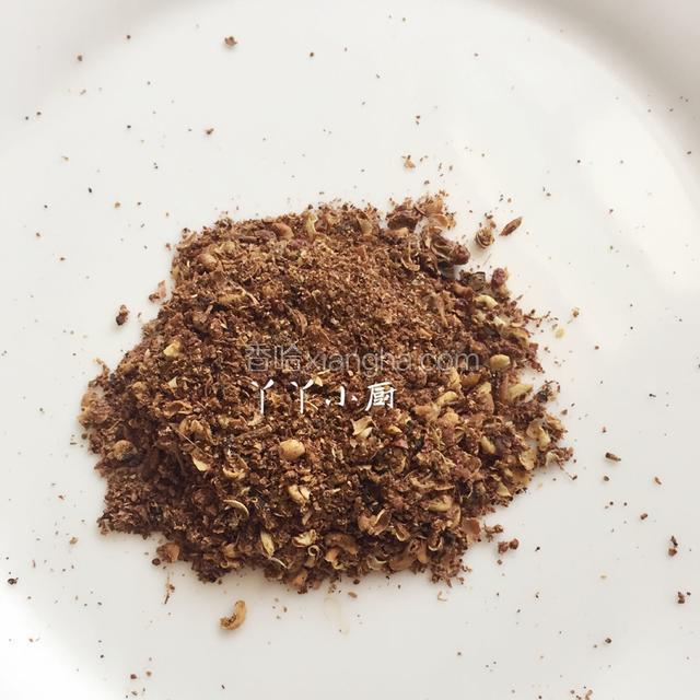 用擀面棍把炒好的花椒碾碎；