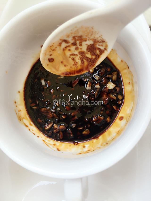 开始配作料汁，蒜瓣剁成蒜末，2勺生抽，2勺老抽，1勺辣椒油，盐，白糖；