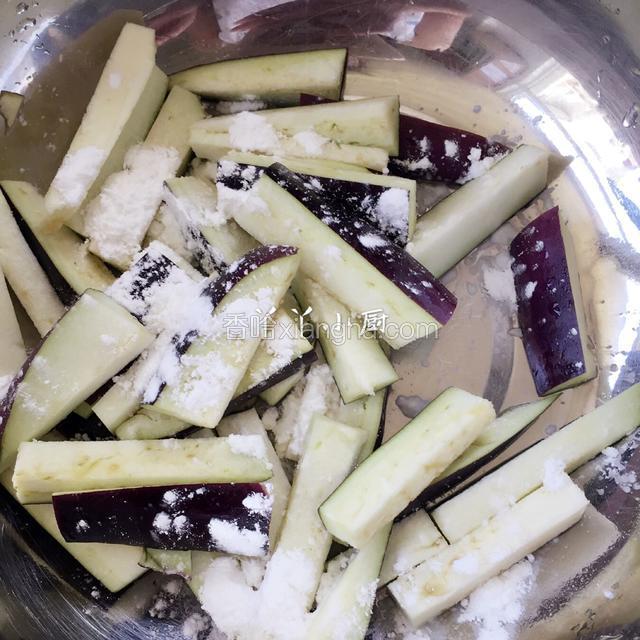 将茄子切成茄条后，立即用生粉拌匀，以免茄条发黑