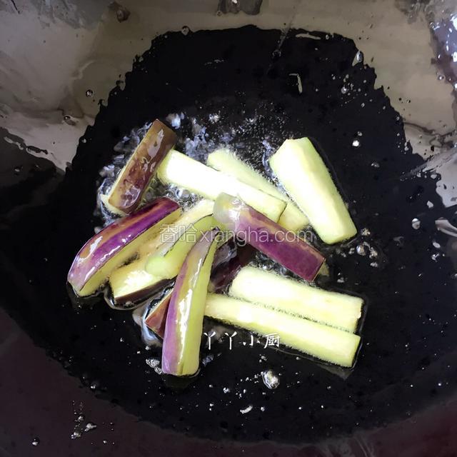 锅中加色拉油，油温七成热放入茄条过油炸熟，茄子茄条后很容易熟；