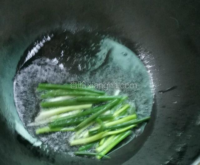 锅里热油，放入葱小火煎至发黄出香味
