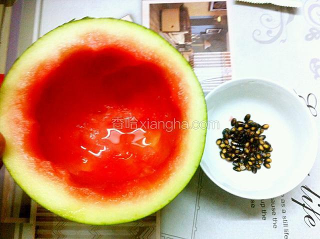 西瓜用勺子把西瓜肉挖出来，西瓜子挑出来