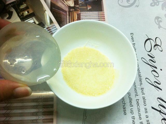 取22克吉利丁粉，加入适量水，搅拌均匀