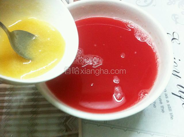 将吉利丁水加入西瓜汁中，搅拌均匀