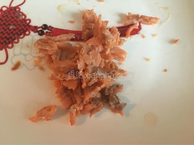 鲑鱼均匀地铺在盘子里，放入预热好的烤箱中上下火180度6分钟左右，取出切成小丁备用！