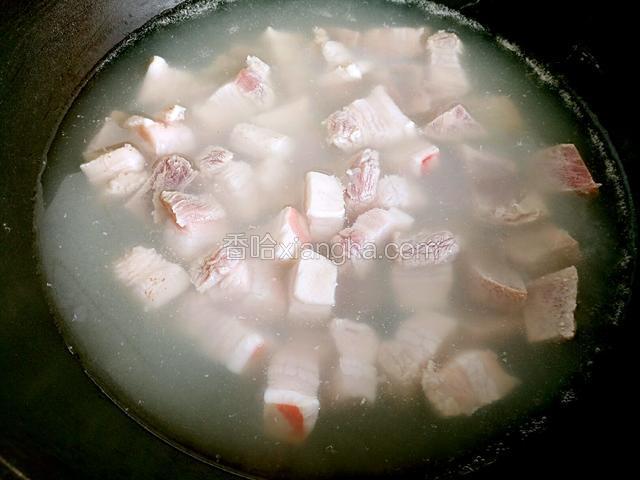 锅中烧开水下五花肉焯水，捞出沥干水分。
