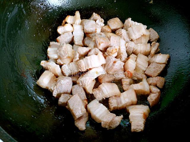 下五花肉翻炒上色