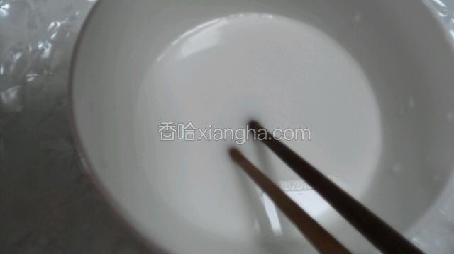 取50克豌豆粉，与100克清水搅拌均匀