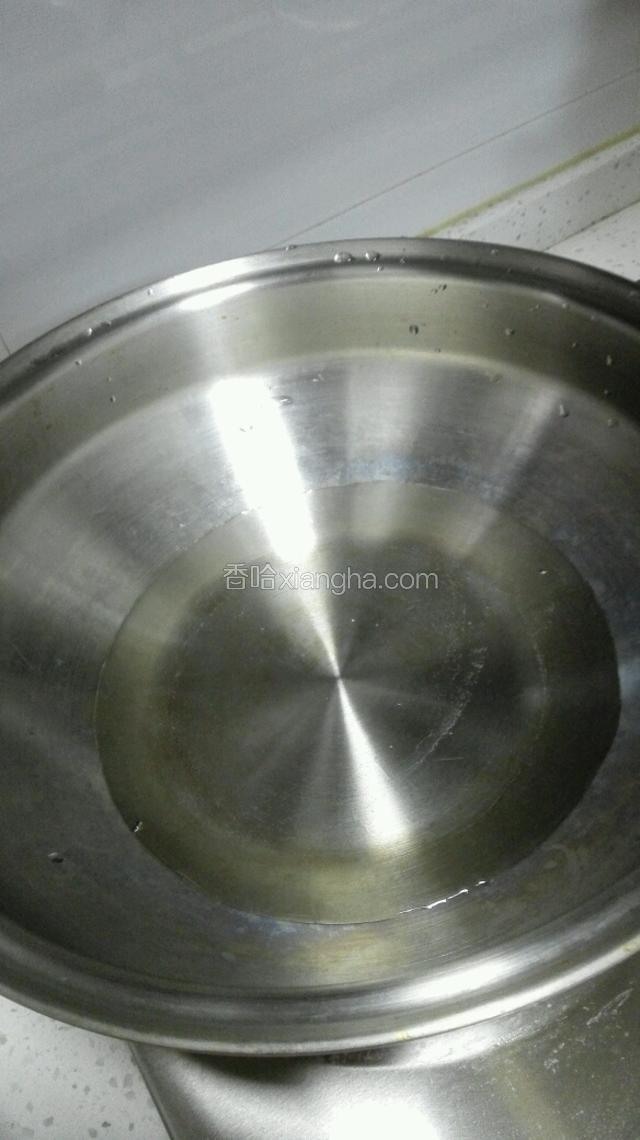 锅里放450克水烧开