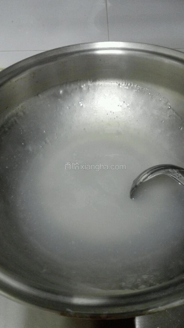 慢慢的把搅匀的豌豆粉汁倒入锅里，不停搅拌至透明起泡，关火起锅