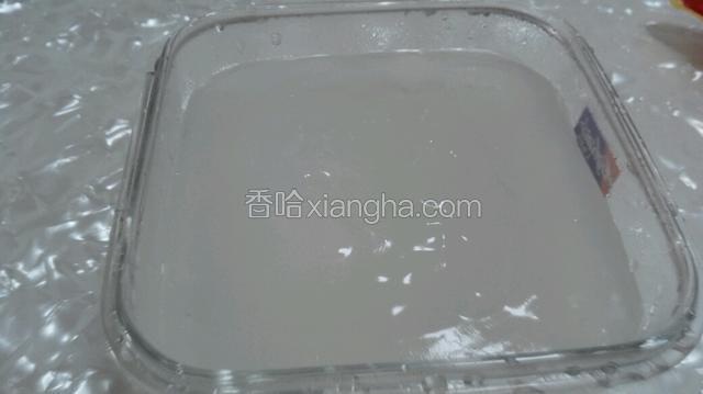 装入玻璃碗里放凉盖上盖子入冰箱冷藏2小时