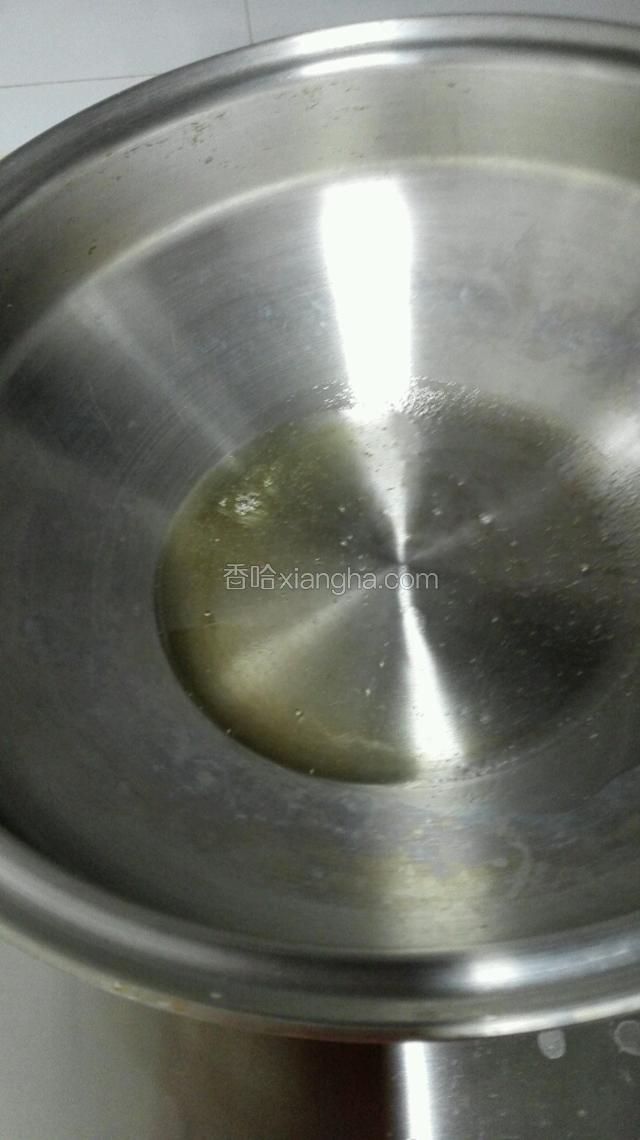 热锅放入两勺花生油烧热