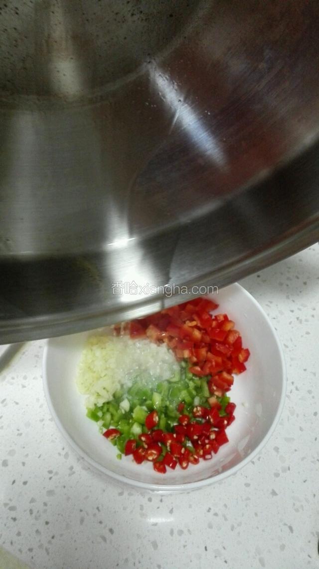 把热油倒入辣椒、蒜末里。激发辣味