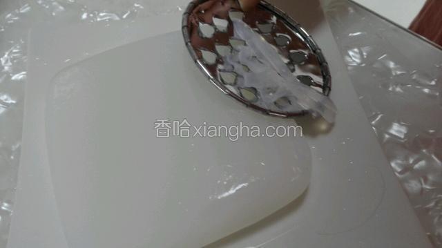 凉粉拿出来刨丝