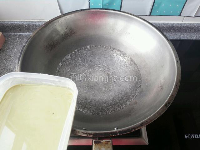 把剩下350毫升水倒入锅中，等水开后倒入稀释绿豆浆。