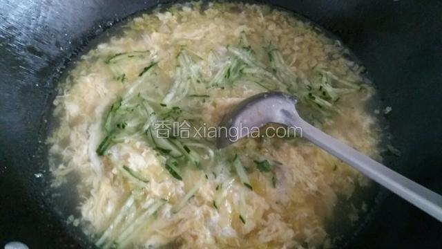 把切好的黄瓜丝放进去在加入适量盐
少许酱油耗油再次烧开就可关火。