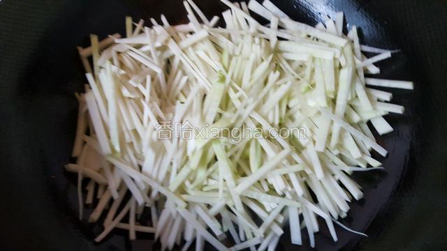 放入白萝卜丝翻炒