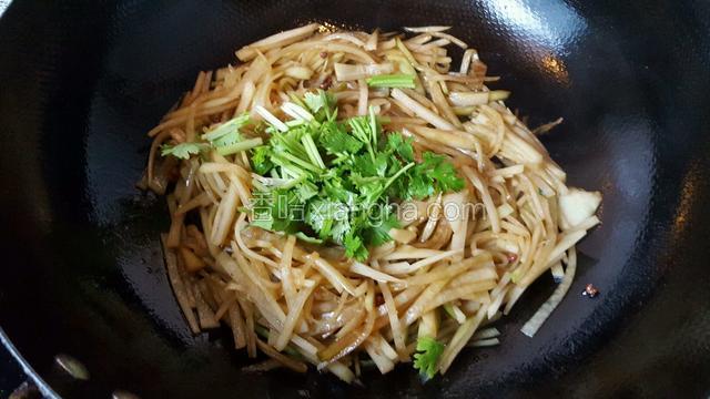 萝卜炒熟后关火加入香菜即可！