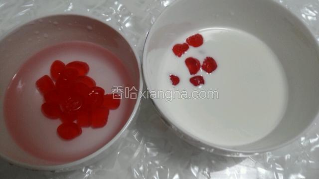 拿两个碗，每个碗放35克QQ糖。一个碗里放100克凉白开，另一个碗里放100克牛奶