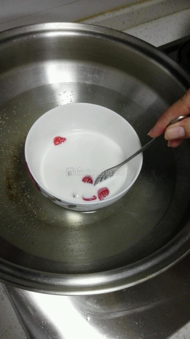 隔水加热，搅拌至QQ糖融化。另一碗也照此操作。