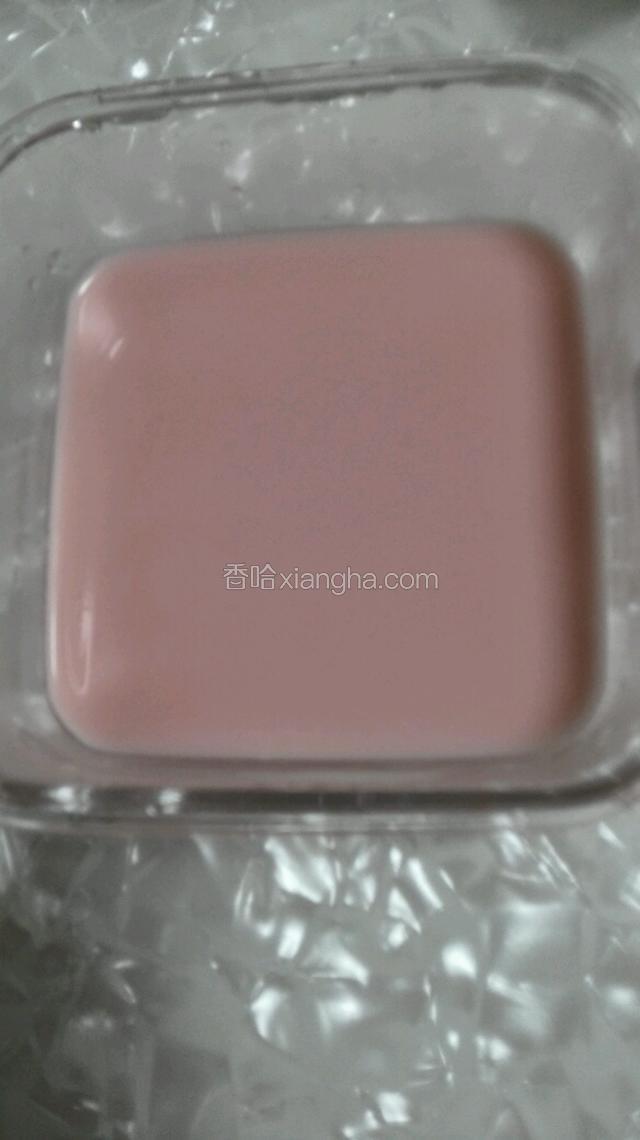 先把牛奶混合液倒玻璃碗里入冰箱冷藏至凝固，再放第二层透明的汁液入冰箱冷藏2小时。