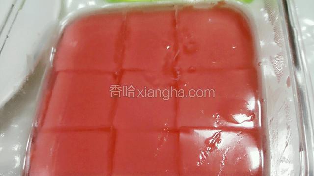 拿出来切块，就在碗里划。