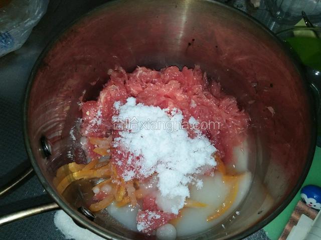 柚子肉加煮过的柚子皮加水加糖，一起煮，中火