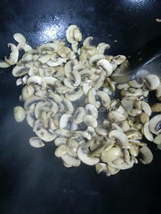 放入口蘑炒熟，放入盐炒匀