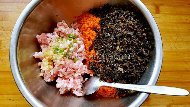 把绞好的五花肉馅，胡萝卜，木耳，葱姜，盐，味达美，生抽，少许糖放在一起搅拌