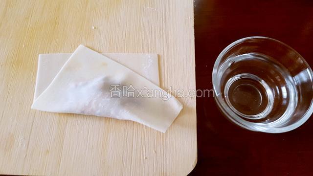 如图这样折过去，斜着包出来漂亮，也可以不斜着奥！