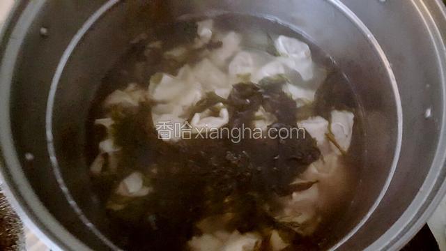 锅开后放入紫菜，下入包好的混沌，开锅2分钟后就熟了！