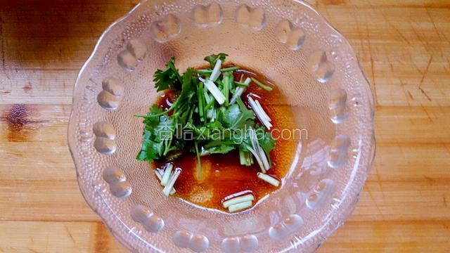 碗里面放入香菜，味达美，米醋