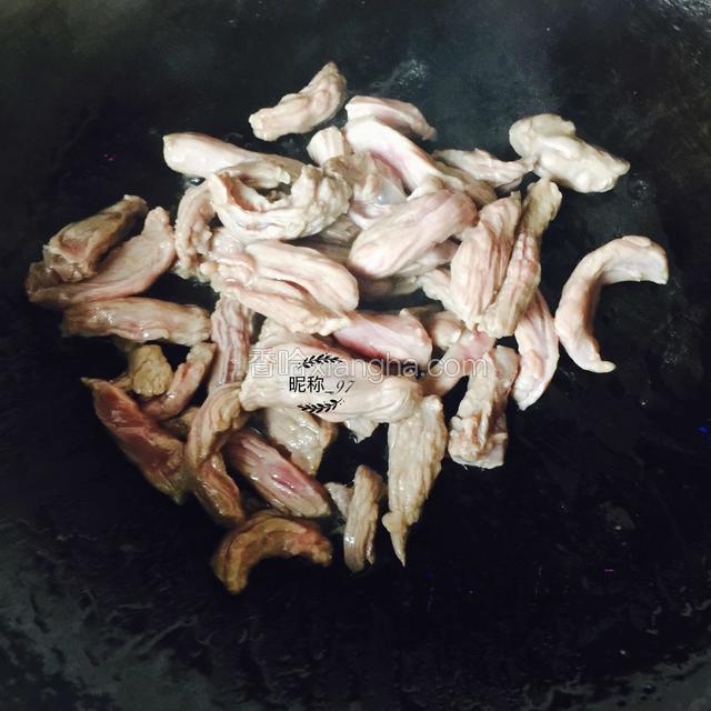 锅里下油，油热后滑牛肉丝，变色后盛出
（炒菜的同时煮面）