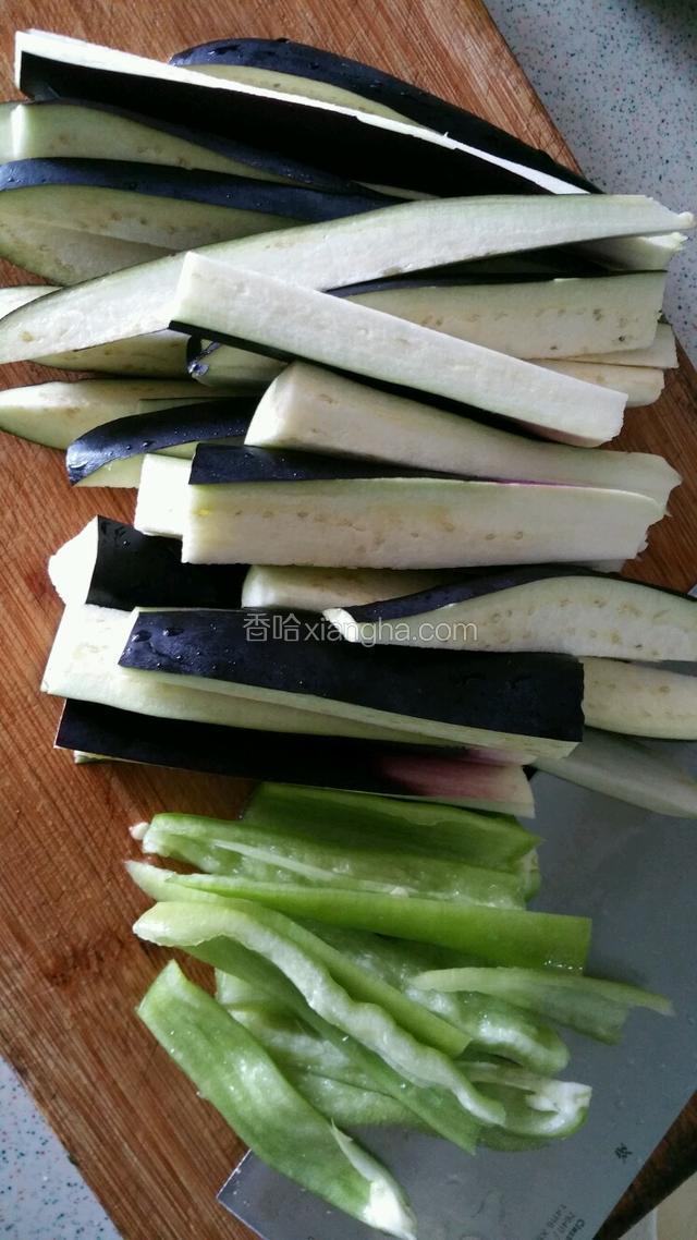 茄子洗净切成长条，辣椒洗净去籽切成条，胡萝卜切长条