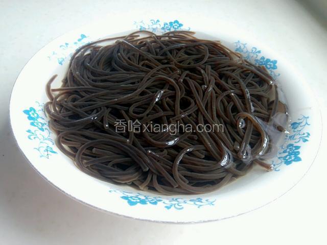 然后倒入容器里自然泡软，这个过程需要两个小时。
注：稍微用点力能掐断即可，就证明泡好了，时间不宜过长，泡久了就太软太烂了。泡好以后用清水冲洗一下然后捞出。