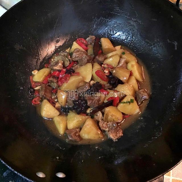 汤汁八成干时加入少许鸡精调味即可