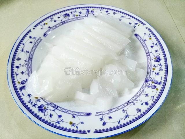切块备用，切好直接放盘子里，