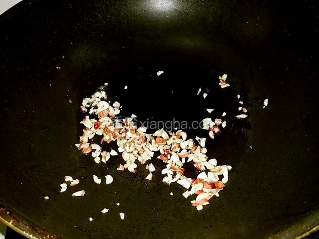 热锅倒少量油，下刚刚切的花生米碎炒香，盛出备用。注意别把花生米炒胡喽要小火炒哦！