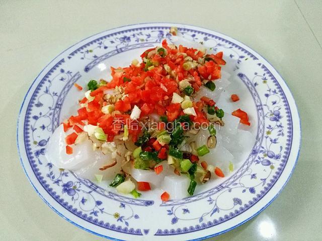 刚刚切碎的彩椒，葱花也撒均匀点喽，再撒上少量食盐，一点点胡椒粉。