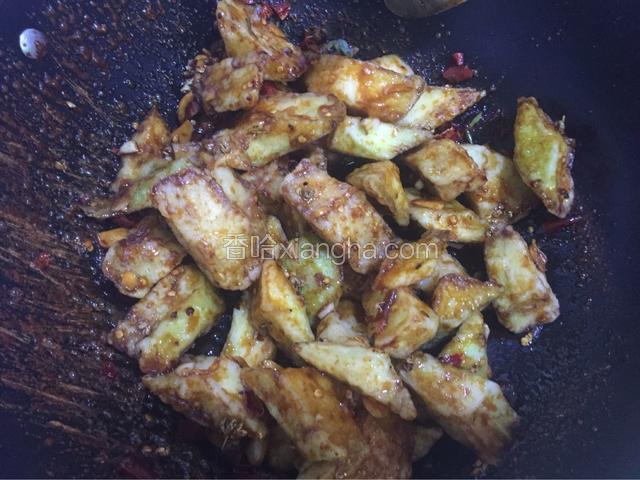汤汁浓稠时倒入炸好的茄子快速翻炒，让每块茄子都裹上汤汁入味即可