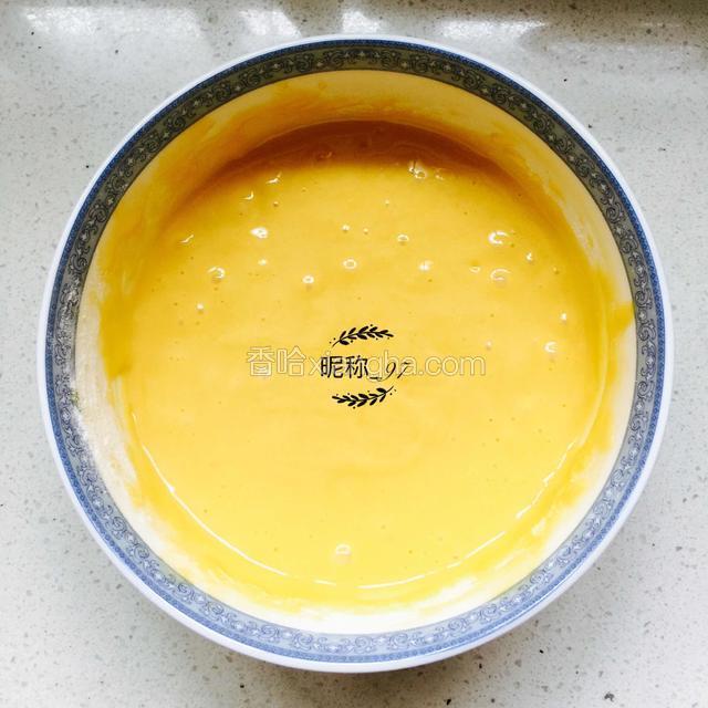 蛋黄和黄油混合好后筛入松饼粉和泡打粉
要用硅胶刮刀拌，不能来回搅拌，上下翻动混合
