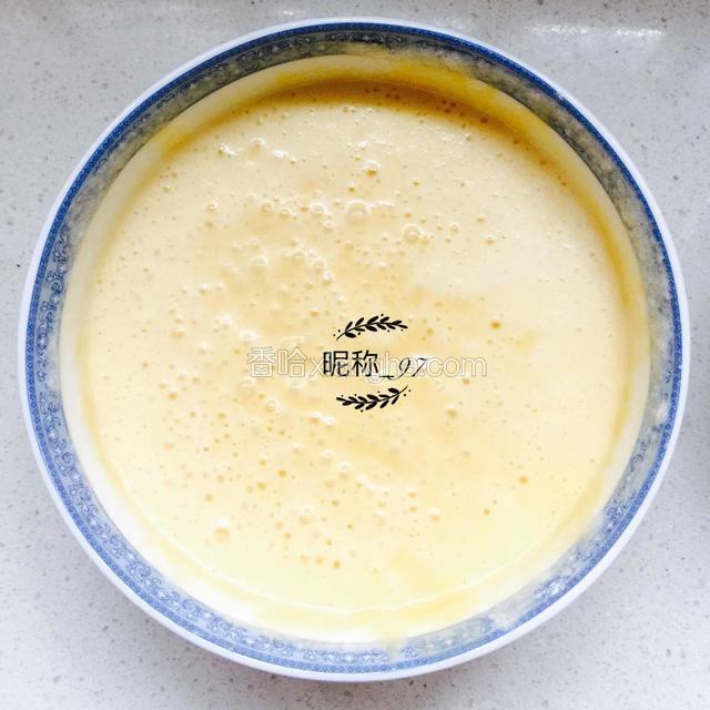 分三次加入蛋白，同样不能来回搅拌，上下翻动拌匀
不要让蛋白消泡