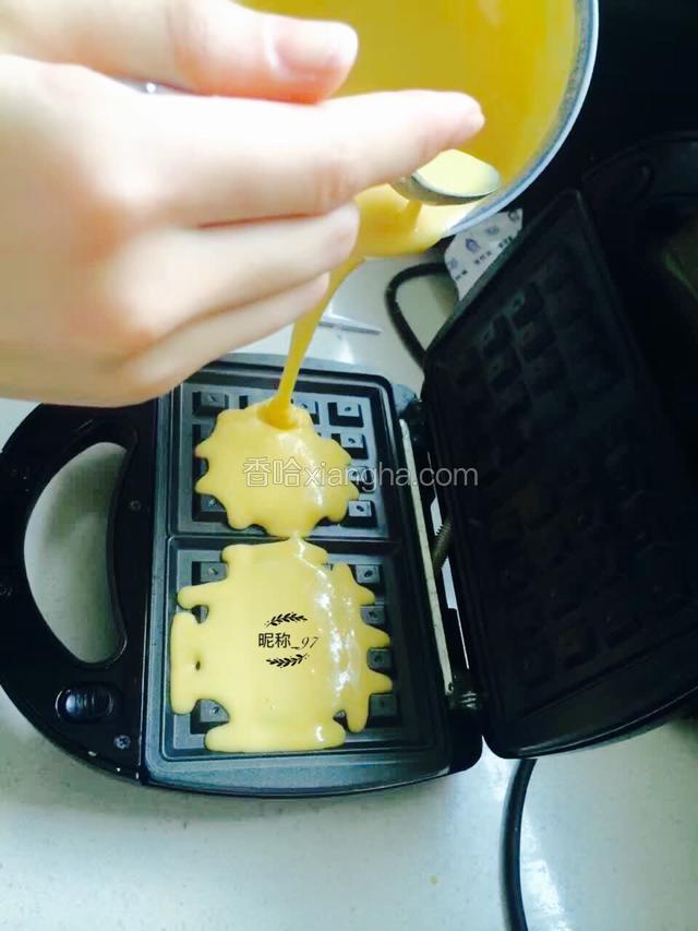 预热松饼机，在模具上刷少量油
等松饼烤熟后夹出
机器的缝隙不再有大量水蒸气冒出时，松饼就烤熟了