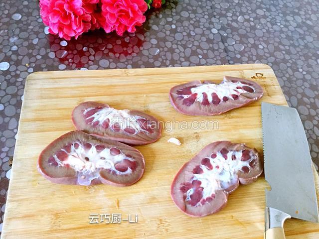 猪肾从中间剖开，去掉白色经络。