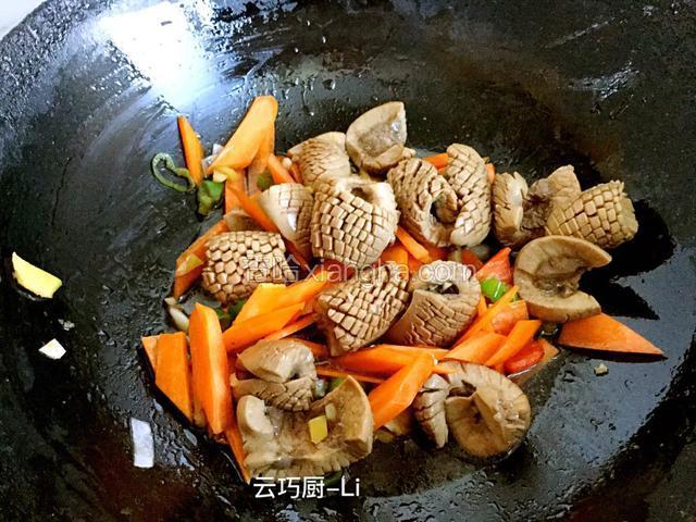 加胡萝卜翻炒断生，加8克盐，加15克白糖翻炒几下。